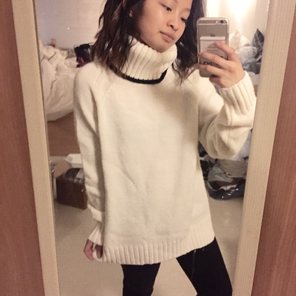 Uniqlo Turtleneck Sweater - Picture 4 of 4
