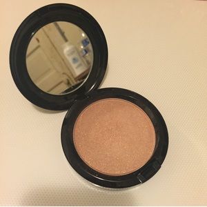 Fafi4MAC Iridescent Pressed Powder in Belightful