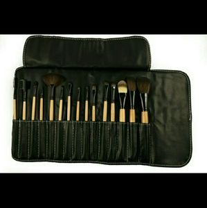 Bobbi Brown makeup brushes