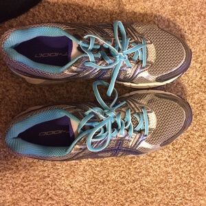 ASICS gt-2000 tennis shoes