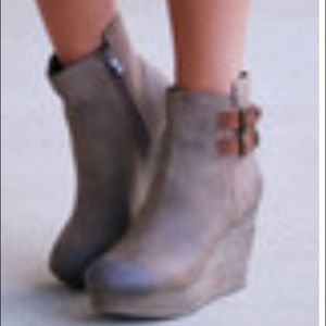 Size 9.  Light brown ankle boot. Bootie.