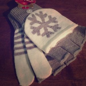 Mittens with buttoned flap