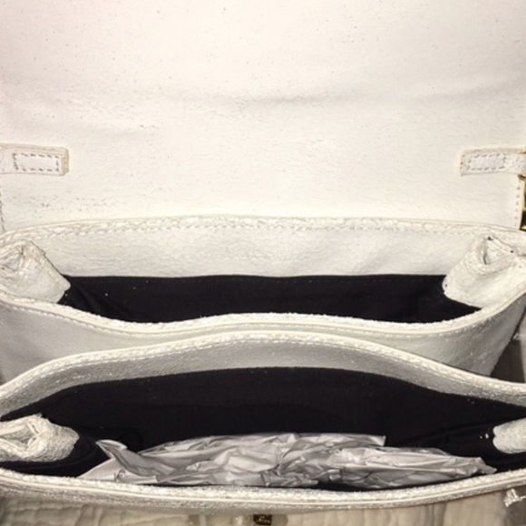 🚫SOLD🚫 Zara White Cracked Leather Messenger Bag - Picture 3 of 4