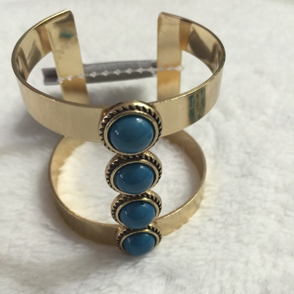 Bundle of a pair of eatings & bracelets - Picture 2 of 4