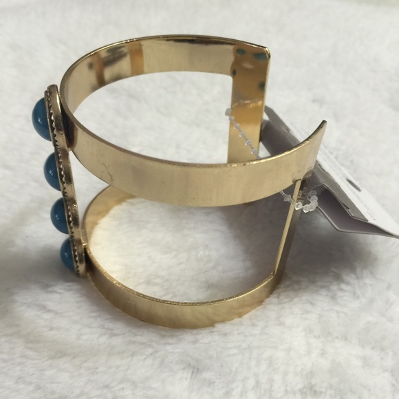 Bundle of a pair of eatings & bracelets - Picture 3 of 4