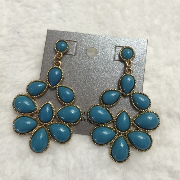 Bundle of a pair of eatings & bracelets - Picture 4 of 4