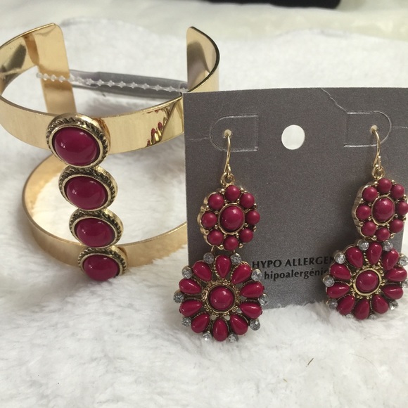 Pair of earings & bracelet!