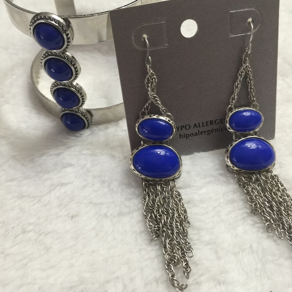 Bundle of earings & bracelet