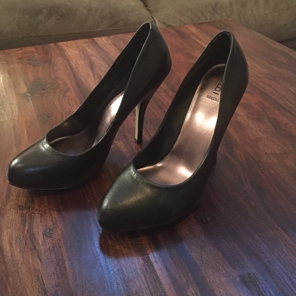 BAKERS BLACK LEATHER PUMP 9 NWOT