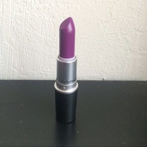 M.A.C Heroine lipstick