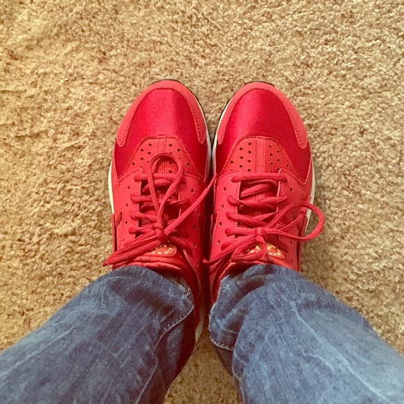 Nike air huaraches size 7.5 in womans