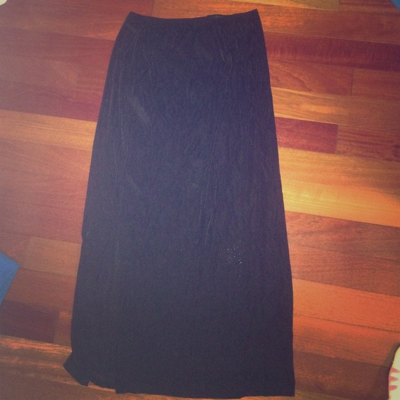 black maxiskirt