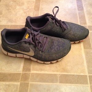 Women's Nike Free leopard print tennis shoes sz 9