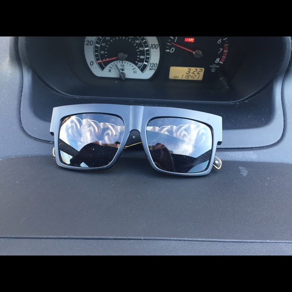 Sunglasses/gold chain