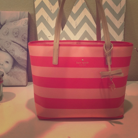 kate spade Handbags - Kate Spade Tote Lightly Used