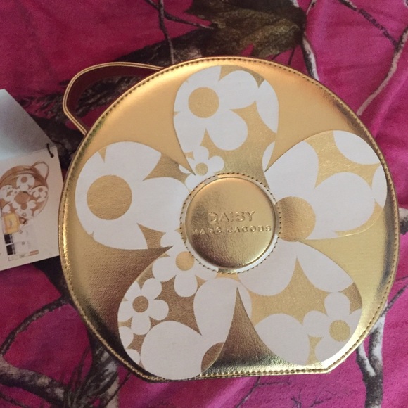 Marc Jacobs Handbags - Marc Jacobs Daisy hard-sided gift set shell