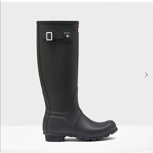 Hunter tall rain boots in matte black- NEW