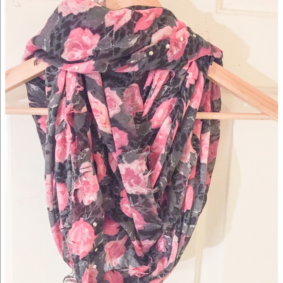 Betsey Johnson circle scarf