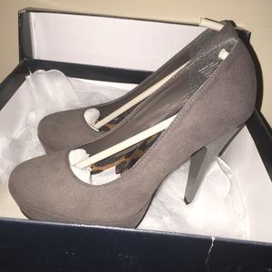 High heel pump by dereon