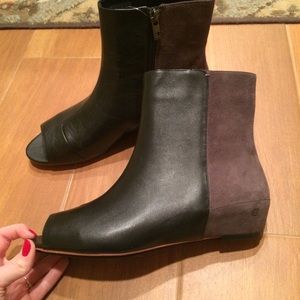 SALE!! 🎉Two toned, open-toe booties