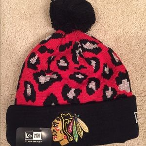 Blackhawks women pompom hat authentic