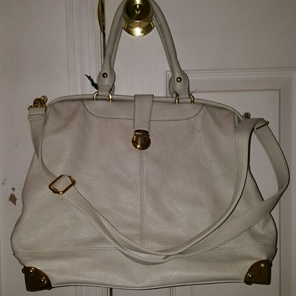 White shoulder strapped trendy hang bag