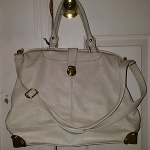 White shoulder strapped trendy hang bag