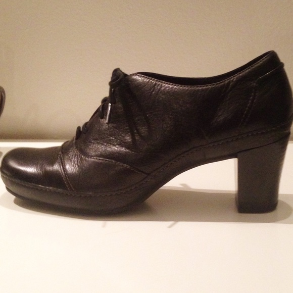 CLARKS Artisan Black Leather Oxford Pumps Size 8.5