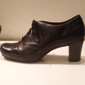 CLARKS Artisan Black Leather Oxford Pumps Size 8.5