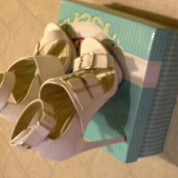 White buckle heel yoki high heels