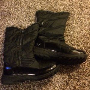 Black snow boots