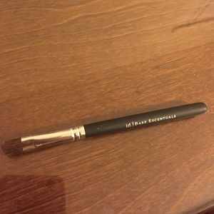 Bare Escentuals wet/dry eyeshadow brush