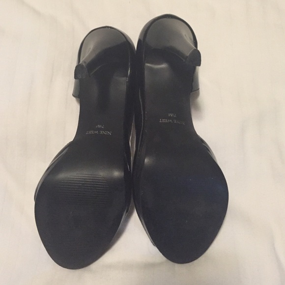 Black Nine West Pumps. - Picture 2 of 2