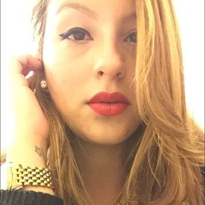 Meet your Posher, Claudia
