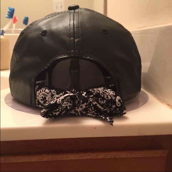 NWOT Self tie SnapBack ❣