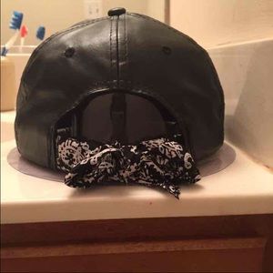 NWOT Self tie SnapBack ❣