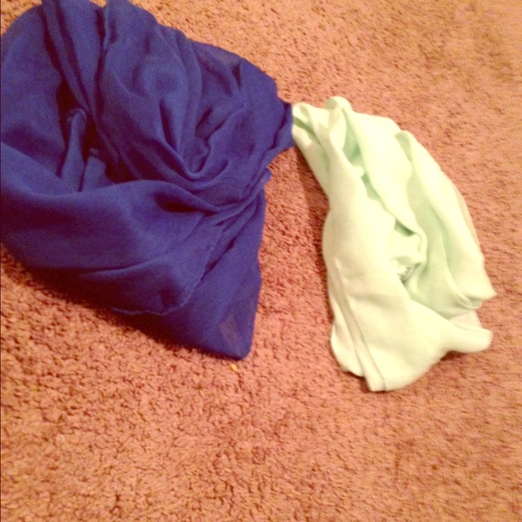 Accessories - Two infinity scarves💙💚