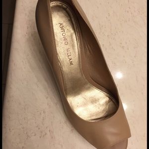 Antonio Melani beige small wedges