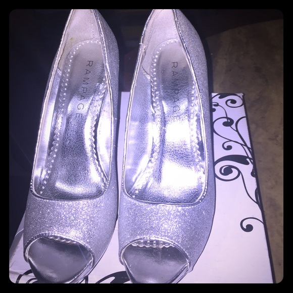 Pretty sparkly heels👠