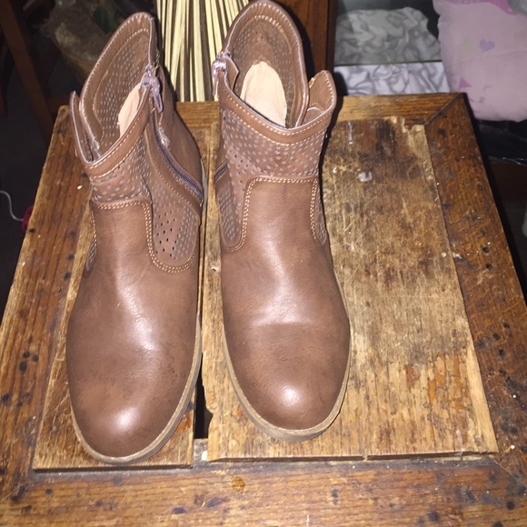 Im selling these brand new boots