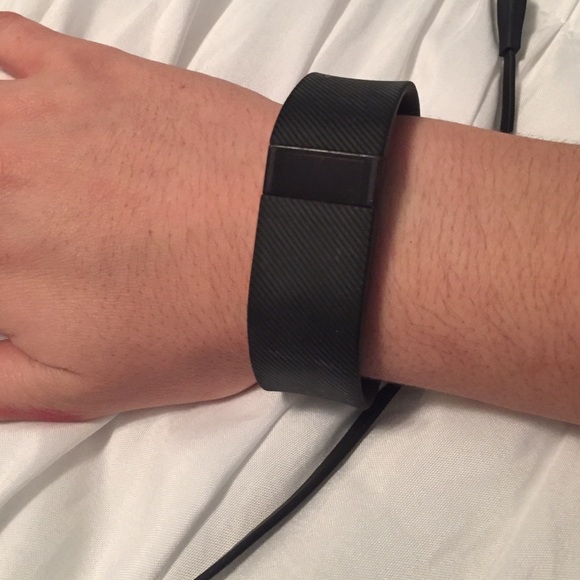 Fitbit charge. NO CHIP NECESSARY