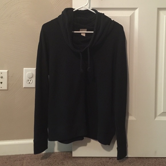 Gently worn black cowl-neck sweatshirt!🎄❤️