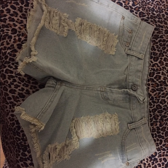 Ripped light Jean shorts - Picture 2 of 3