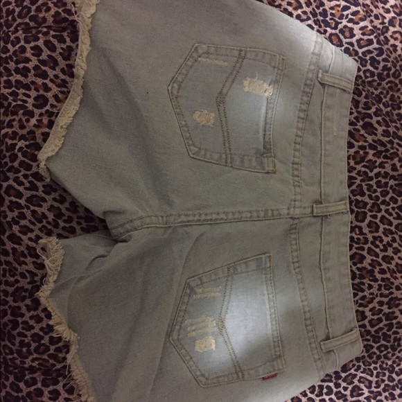 Ripped light Jean shorts - Picture 3 of 3