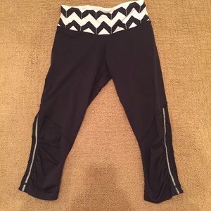 Lululemon crops size 4 in black - new condition
