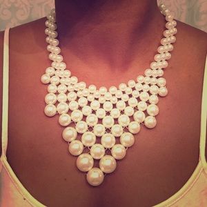 Faux Pearl V-shaped necklace