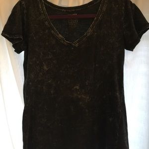 V-neck black and grey washed tee