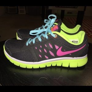 Nike youth 6/8.5 women's running shoes