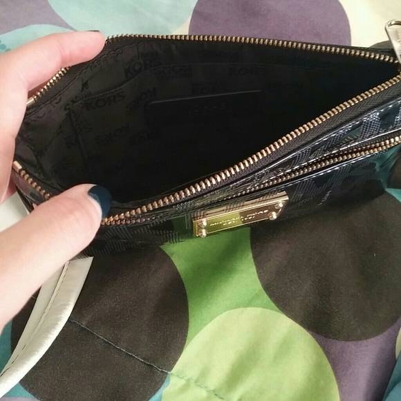 Michael kors wristlet - Picture 2 of 3