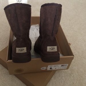 Ugg boats classic style Cole brown size 7 .
